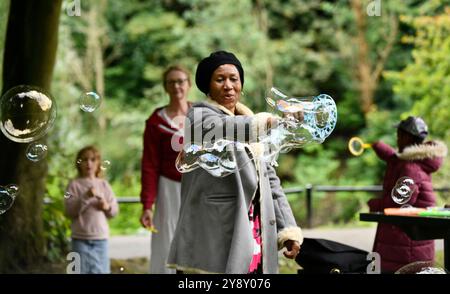 Faire des bulles soufflantes dans le parc Britain, UK Summer Songs of Praise par Telford & Severn gorge Deanery Churches Together Banque D'Images