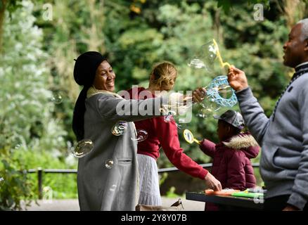 Faire des bulles soufflantes dans le parc Britain, UK Summer Songs of Praise par Telford & Severn gorge Deanery Churches Together Banque D'Images