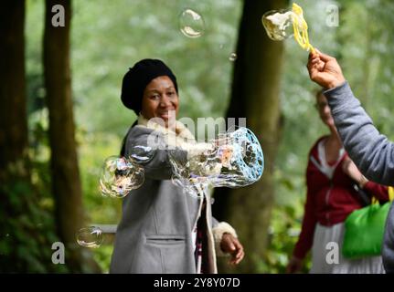 Faire des bulles soufflantes dans le parc Britain, UK Summer Songs of Praise par Telford & Severn gorge Deanery Churches Together Banque D'Images