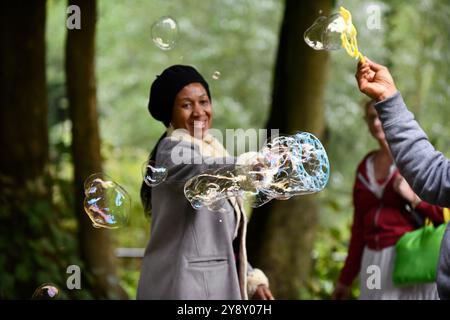 Faire des bulles soufflantes dans le parc Britain, UK Summer Songs of Praise par Telford & Severn gorge Deanery Churches Together Banque D'Images