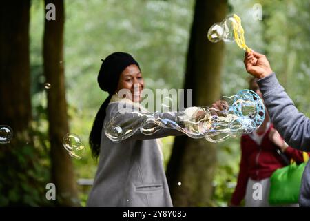 Faire des bulles soufflantes dans le parc Britain, UK Summer Songs of Praise par Telford & Severn gorge Deanery Churches Together Banque D'Images