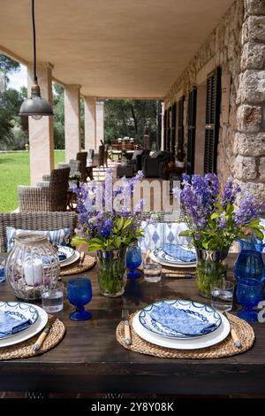 Dîner en plein air sur la terrasse de la villa espagnole, Majorque. Banque D'Images