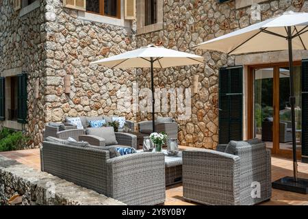 Parasols ombrage sièges sur la terrasse de la villa espagnole, Majorque. Banque D'Images