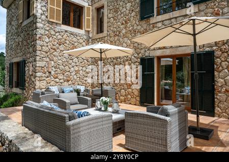 Parasols ombrage sièges sur la terrasse de la villa espagnole, Majorque. Banque D'Images