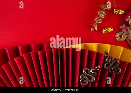 Fond rouge doré du nouvel an de l'asie chinoise. Carte de voeux New Zodiac Year Snake 2025. Fond plat rouge avec fans de vacances, enveloppes de souhaits, sn Banque D'Images