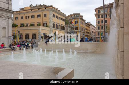 ROME, Italie - 29 mars 2013 : fontaine ARA Pacis près du Tibre et devant l'église Saint Jérôme des Croates Banque D'Images