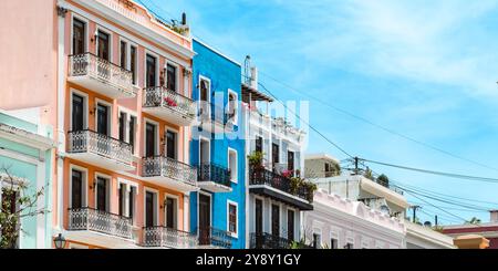 San Juan, Porto Rico - 20 avril 2017 : des bâtiments coloniaux colorés bordent les rues historiques. Banque D'Images