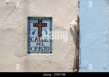 San Juan, Porto Rico - 20 avril 2017 : un panneau de rue traditionnel « CALLE DEL CRISTO » sur un mur texturé. Banque D'Images