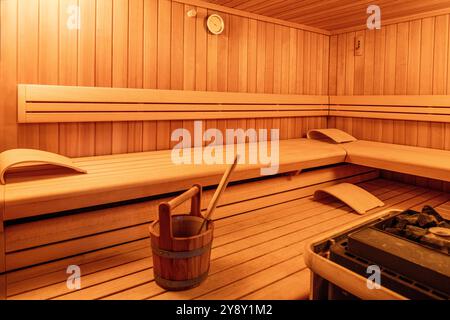 Banquette en bois dans le sauna avec seau, villa espagnole, Majorque. Banque D'Images