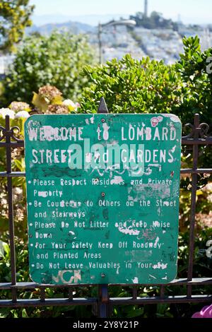 Panneau vert battu en haut de Lombard St, 'la rue la plus tordue du monde'. Banque D'Images