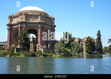 Vue sur la rotonde et le lac au Palais des Beaux-Arts construit à l'origine en 1915 et reconstruit entre 1964 et 1967. Banque D'Images