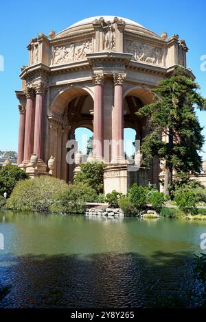 Vue sur la rotonde et le lac au Palais des Beaux-Arts construit à l'origine en 1915 et reconstruit entre 1964 et 1967. Banque D'Images