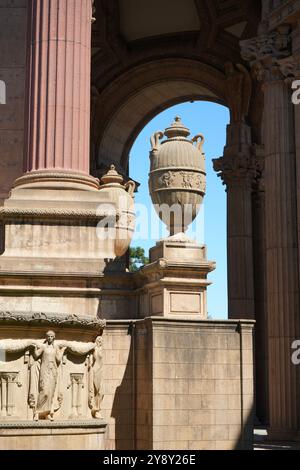 Colonnes et urne grecque au Palais des Beaux-Arts construit à l'origine en 1915 et reconstruit entre 1964 et 1967. Banque D'Images