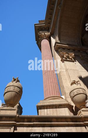 Colonnes et urne grecque au Palais des Beaux-Arts construit à l'origine en 1915 et reconstruit entre 1964 et 1967. Banque D'Images