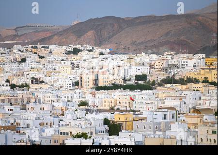 MUSCAT - 13 septembre : vue panoramique de Muscat avec de nombreux petits bâtiments blancs comme l'architecture traditionnelle et les montagnes le 13 septembre. 2024 à Oman Banque D'Images