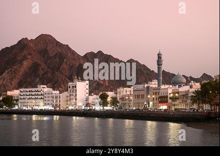 Vue panoramique sur le quartier de Muscat Muttrah avec front de mer, architecture traditionnelle à Oman pendant le coucher du soleil Banque D'Images