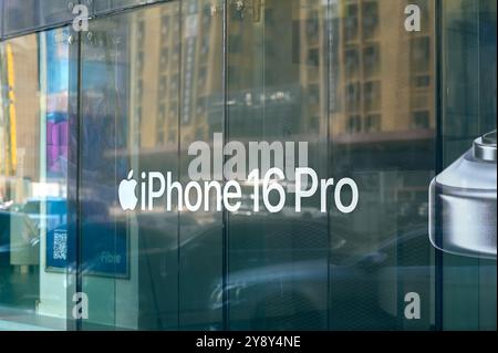 ABU DHABI - 20 septembre : bannière publicitaire avec le nouvel iPhone 16 PRO sur la vitrine Store à Abu Dhabi le 20 septembre. 2024 aux Émirats arabes Unis Banque D'Images