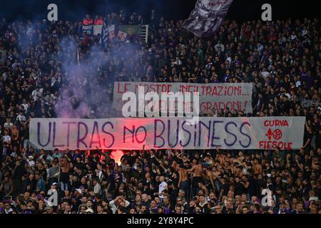 Les supporters d'ACF Fiorentina lors de l'ACF Fiorentina vs AC Milan, match de football italien Serie A à Florence, Italie, le 06 octobre 2024 Banque D'Images