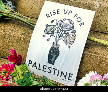 Glasgow, Écosse, Royaume-Uni. 7 octobre 2024. Flower Tribute for palestine est parti dans les escaliers de la salle de concert royale Steps et a été associé à un concert. Crédit Gerard Ferry /Alamy Live News Banque D'Images