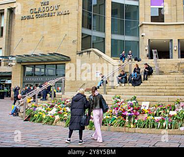 Glasgow, Écosse, Royaume-Uni. 7 octobre 2024. Flower Tribute for palestine est parti dans les escaliers de la salle de concert royale Steps et a été associé à un concert. Crédit Gerard Ferry /Alamy Live News Banque D'Images