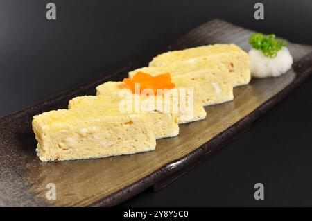 Tamagoyaki, omelette roulée japonaise Banque D'Images