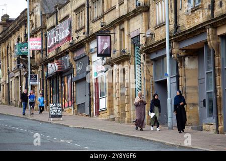 Les gens se promènent dans une rue du centre-ville de Bradford dans le West Yorkshire qui se prépare à devenir la ville de la culture britannique 2025. Travaux en cours c Banque D'Images