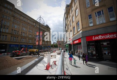 Les gens marchent le long de Broadway dans le centre-ville de Bradford dans le West Yorkshire qui se prépare à devenir la ville britannique de la culture 2025. Travaux en cours co Banque D'Images