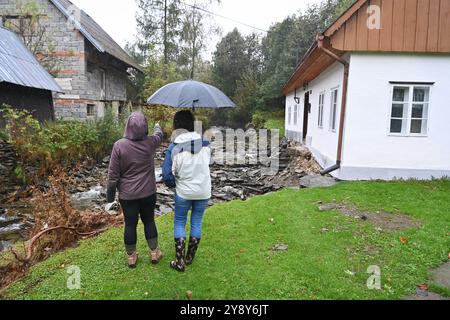 Petrovice, République tchèque. 03 Oct, 2024. Barbora Bartecka (à gauche) évalue et vérifie l'état d'une maison endommagée par les inondations près de la rivière Osoblaha (appelée Petrovicky potok) à Petrovice, République tchèque, le 3 octobre 2024. Crédit : Jaroslav Ozana/CTK photo/Alamy Live News Banque D'Images