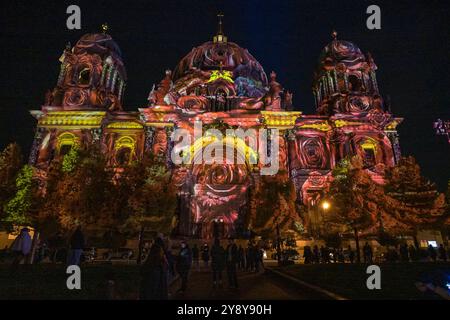 Beleuchteter Dom vom Lustgarten aus beim 20. Jaehrlichen Festival of Lights mit Lichtinstallationen auf Gebaeuden unter dem motto Celebrating Freedom, AM 04.10.24 in Berlin Mitte vom Alexanderplatz bis zum Brandenburger Tor Festival of Lights - Berlin Mitte *** Cathédrale illuminée du Lustgarten au 20ème Festival annuel des lumières avec des installations lumineuses sur les bâtiments sous la devise Celebrating Freedom, le 04 10 24 in Berlin Mitte d'Alexanderplatz au Brandenburg Gate Festival des lumières Mitte Banque D'Images