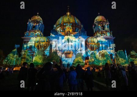 Beleuchteter Dom vom Lustgarten aus beim 20. Jaehrlichen Festival of Lights mit Lichtinstallationen auf Gebaeuden unter dem motto Celebrating Freedom, AM 04.10.24 in Berlin Mitte vom Alexanderplatz bis zum Brandenburger Tor Festival of Lights - Berlin Mitte *** Cathédrale illuminée du Lustgarten au 20ème Festival annuel des lumières avec des installations lumineuses sur les bâtiments sous la devise Celebrating Freedom, le 04 10 24 in Berlin Mitte d'Alexanderplatz au Brandenburg Gate Festival des lumières Mitte Banque D'Images