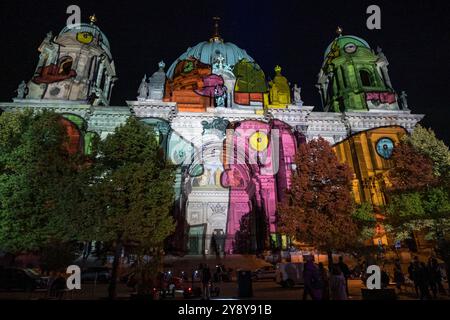 Beleuchteter Dom vom Lustgarten aus beim 20. Jaehrlichen Festival of Lights mit Lichtinstallationen auf Gebaeuden unter dem motto Celebrating Freedom, AM 04.10.24 in Berlin Mitte vom Alexanderplatz bis zum Brandenburger Tor Festival of Lights - Berlin Mitte *** Cathédrale illuminée du Lustgarten au 20ème Festival annuel des lumières avec des installations lumineuses sur les bâtiments sous la devise Celebrating Freedom, le 04 10 24 in Berlin Mitte d'Alexanderplatz au Brandenburg Gate Festival des lumières Mitte Banque D'Images