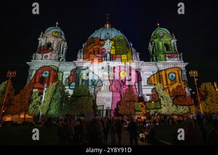 Beleuchteter Dom vom Lustgarten aus beim 20. Jaehrlichen Festival of Lights mit Lichtinstallationen auf Gebaeuden unter dem motto Celebrating Freedom, AM 04.10.24 in Berlin Mitte vom Alexanderplatz bis zum Brandenburger Tor Festival of Lights - Berlin Mitte *** Cathédrale illuminée du Lustgarten au 20ème Festival annuel des lumières avec des installations lumineuses sur les bâtiments sous la devise Celebrating Freedom, le 04 10 24 in Berlin Mitte d'Alexanderplatz au Brandenburg Gate Festival des lumières Mitte Banque D'Images