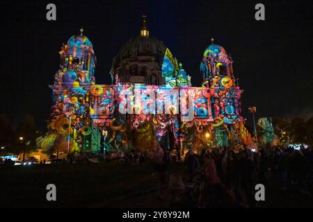 Beleuchteter Dom vom Lustgarten aus beim 20. Jaehrlichen Festival of Lights mit Lichtinstallationen auf Gebaeuden unter dem motto Celebrating Freedom, AM 04.10.24 in Berlin Mitte vom Alexanderplatz bis zum Brandenburger Tor Festival of Lights - Berlin Mitte *** Cathédrale illuminée du Lustgarten au 20ème Festival annuel des lumières avec des installations lumineuses sur les bâtiments sous la devise Celebrating Freedom, le 04 10 24 in Berlin Mitte d'Alexanderplatz au Brandenburg Gate Festival des lumières Mitte Banque D'Images