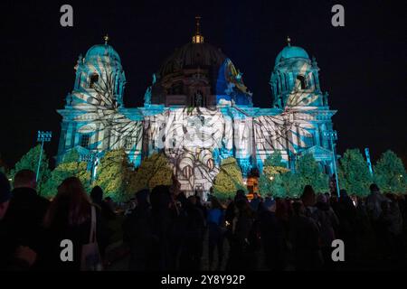 Beleuchteter Dom vom Lustgarten aus beim 20. Jaehrlichen Festival of Lights mit Lichtinstallationen auf Gebaeuden unter dem motto Celebrating Freedom, AM 04.10.24 in Berlin Mitte vom Alexanderplatz bis zum Brandenburger Tor Festival of Lights - Berlin Mitte *** Cathédrale illuminée du Lustgarten au 20ème Festival annuel des lumières avec des installations lumineuses sur les bâtiments sous la devise Celebrating Freedom, le 04 10 24 in Berlin Mitte d'Alexanderplatz au Brandenburg Gate Festival des lumières Mitte Banque D'Images