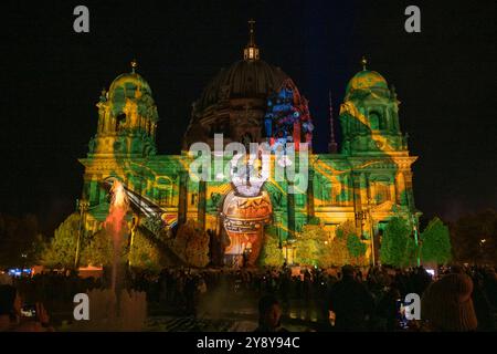 Beleuchteter Dom vom Lustgarten mit Springbrunnen aus beim 20. Jaehrlichen Festival of Lights mit Lichtinstallationen auf Gebaeuden unter dem motto Celebrating Freedom, AM 04.10.24 in Berlin Mitte vom Alexanderplatz bis zum Brandenburger Tor Festival of Lights - Berlin Mitte *** Cathédrale illuminée du Lustgarten avec fontaine au 20ème Festival annuel des lumières avec des installations lumineuses sur les bâtiments sous la devise Celebrating Freedom, le 04 10 24 in Berlin Mitte d'Alexanderplatz au Brandenburg Gate Mitte Festival of Lights Banque D'Images