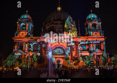 Beleuchteter Dom vom Lustgarten mit Springbrunnen aus beim 20. Jaehrlichen Festival of Lights mit Lichtinstallationen auf Gebaeuden unter dem motto Celebrating Freedom, AM 04.10.24 in Berlin Mitte vom Alexanderplatz bis zum Brandenburger Tor Festival of Lights - Berlin Mitte *** Cathédrale illuminée du Lustgarten avec fontaine au 20ème Festival annuel des lumières avec des installations lumineuses sur les bâtiments sous la devise Celebrating Freedom, le 04 10 24 in Berlin Mitte d'Alexanderplatz au Brandenburg Gate Mitte Festival of Lights Banque D'Images