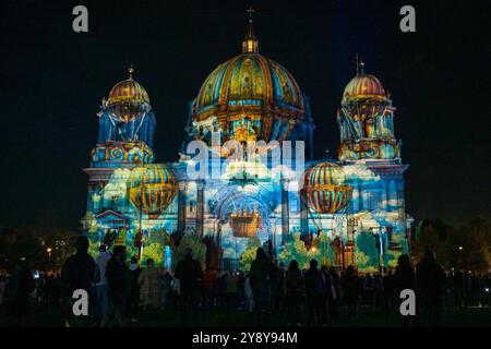 Beleuchteter Dom vom Lustgarten aus beim 20. Jaehrlichen Festival of Lights mit Lichtinstallationen auf Gebaeuden unter dem motto Celebrating Freedom, AM 04.10.24 in Berlin Mitte vom Alexanderplatz bis zum Brandenburger Tor Festival of Lights - Berlin Mitte *** Cathédrale illuminée du Lustgarten au 20ème Festival annuel des lumières avec des installations lumineuses sur les bâtiments sous la devise Celebrating Freedom, le 04 10 24 in Berlin Mitte d'Alexanderplatz au Brandenburg Gate Festival des lumières Mitte Banque D'Images