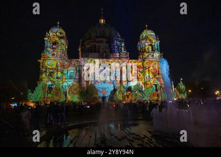 Beleuchteter Dom vom Lustgarten mit Springbrunnen aus beim 20. Jaehrlichen Festival of Lights mit Lichtinstallationen auf Gebaeuden unter dem motto Celebrating Freedom, AM 04.10.24 in Berlin Mitte vom Alexanderplatz bis zum Brandenburger Tor Festival of Lights - Berlin Mitte *** Cathédrale illuminée du Lustgarten avec fontaine au 20ème Festival annuel des lumières avec des installations lumineuses sur les bâtiments sous la devise Celebrating Freedom, le 04 10 24 in Berlin Mitte d'Alexanderplatz au Brandenburg Gate Mitte Festival of Lights Banque D'Images