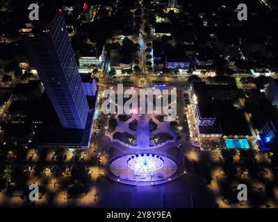 Vue aérienne de nuit du centre-ville de Cesenatico avec la grande roue éclairée Banque D'Images