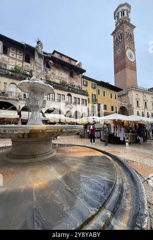 04.10.2024, xsvx, Reise Urlaub, Verona emwir, v.l. Piazza Erbe in Verona mit Brunnen Palazzo Maffei Torre dei Lamberti Turm Fontana di Madonna Verona *** 04 10 2024, xsvx, voyage vacances, Verona emwir, v l Piazza Erbe in Vérone avec fontaine Palazzo Maffei Torre dei Lamberti Tour Fontana di Madonna Verona Banque D'Images