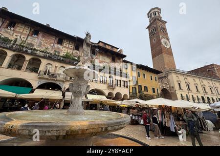 04.10.2024, xsvx, Reise Urlaub, Verona emwir, v.l. Piazza Erbe in Verona mit Brunnen Palazzo Maffei Torre dei Lamberti Turm Fontana di Madonna Verona *** 04 10 2024, xsvx, voyage vacances, Verona emwir, v l Piazza Erbe in Vérone avec fontaine Palazzo Maffei Torre dei Lamberti Tour Fontana di Madonna Verona Banque D'Images