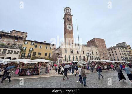 04.10.2024, xsvx, Reise Urlaub, Verona emwir, v.l. Piazza Erbe in Verona mit Brunnen Palazzo Maffei Torre dei Lamberti Turm Fontana di Madonna Verona *** 04 10 2024, xsvx, voyage vacances, Verona emwir, v l Piazza Erbe in Vérone avec fontaine Palazzo Maffei Torre dei Lamberti Tour Fontana di Madonna Verona Banque D'Images