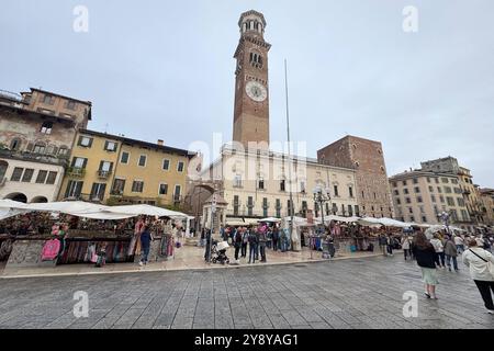 04.10.2024, xsvx, Reise Urlaub, Verona emwir, v.l. Piazza Erbe in Verona mit Brunnen Palazzo Maffei Torre dei Lamberti Turm Fontana di Madonna Verona *** 04 10 2024, xsvx, voyage vacances, Verona emwir, v l Piazza Erbe in Vérone avec fontaine Palazzo Maffei Torre dei Lamberti Tour Fontana di Madonna Verona Banque D'Images