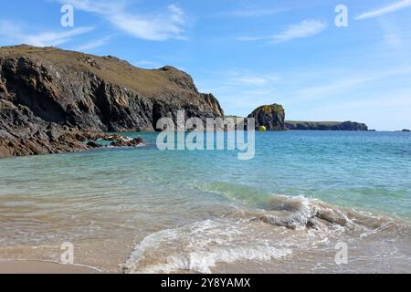 La plage de sable de Kynance Cove sur la péninsule de Lizard, Cornwall, Royaume-Uni. Banque D'Images