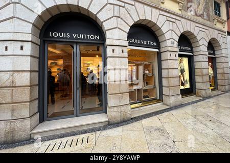 04.10.2024, xsvx, Reise Urlaub, Verona emwir, v.l. Louis Vuitton in Verona Geschäft Laden, Luxusmarke Verona *** 04 10 2024, xsvx, voyage vacances, verona emwir, v l louis vuitton in verona shop store, marque de luxe verona Banque D'Images