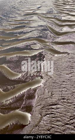 Des motifs dans les sables ont été révélés alors que la marée est sortie à Clevedon Beach, vu depuis Clevedon Pier Banque D'Images