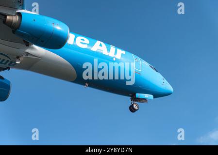 Larnaca, Chypre - 29 juin 2024 : le Boeing 737-800 de l'avion Amazon Prime Air vole dans un ciel bleu clair, se préparant à atterrir Banque D'Images