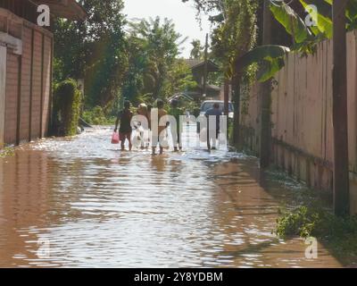 05 octobre 2024 - Chiang mai, Thaïlande : graves inondations dans les zones résidentielles du nord de la Thaïlande. Les résidents pataugeaient dans les rues inondées comme les rivières o Banque D'Images