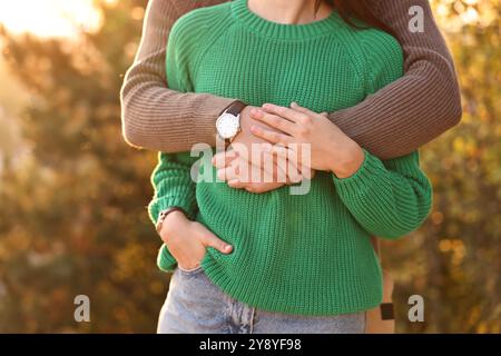 Couple embrassant à l'extérieur dans la soirée d'automne, vue rapprochée Banque D'Images