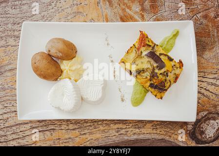 Une assiette d'antipasti mélangés dans le piémont. Banque D'Images